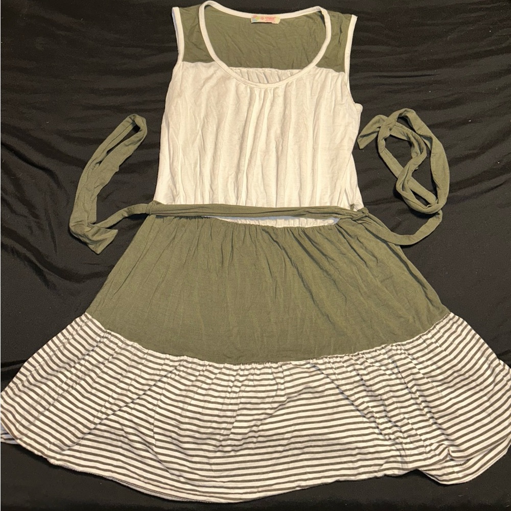 Mia de Andrea girls dress size medium. With tie